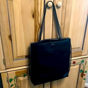 Beautiful convertible bag. Carry black or gray depending on the day!